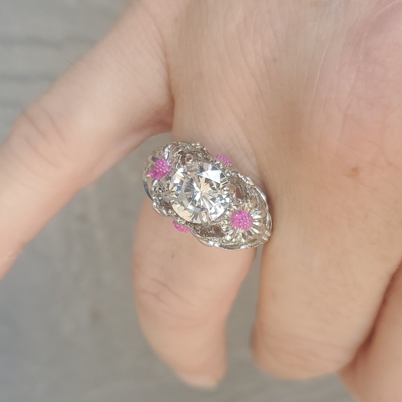 New Round Cubic Zirconia Daisy Silver Ring. - Picture 5 of 7